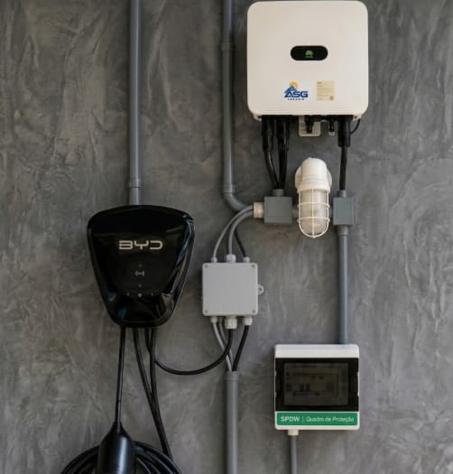 Inversor e quadro de proteção de um sistema de energia solar instalado pela ASG Energia
